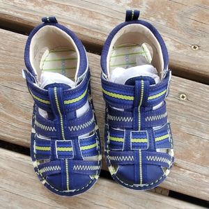 Brand new Robeez Finn boys leather sandals, sz 8